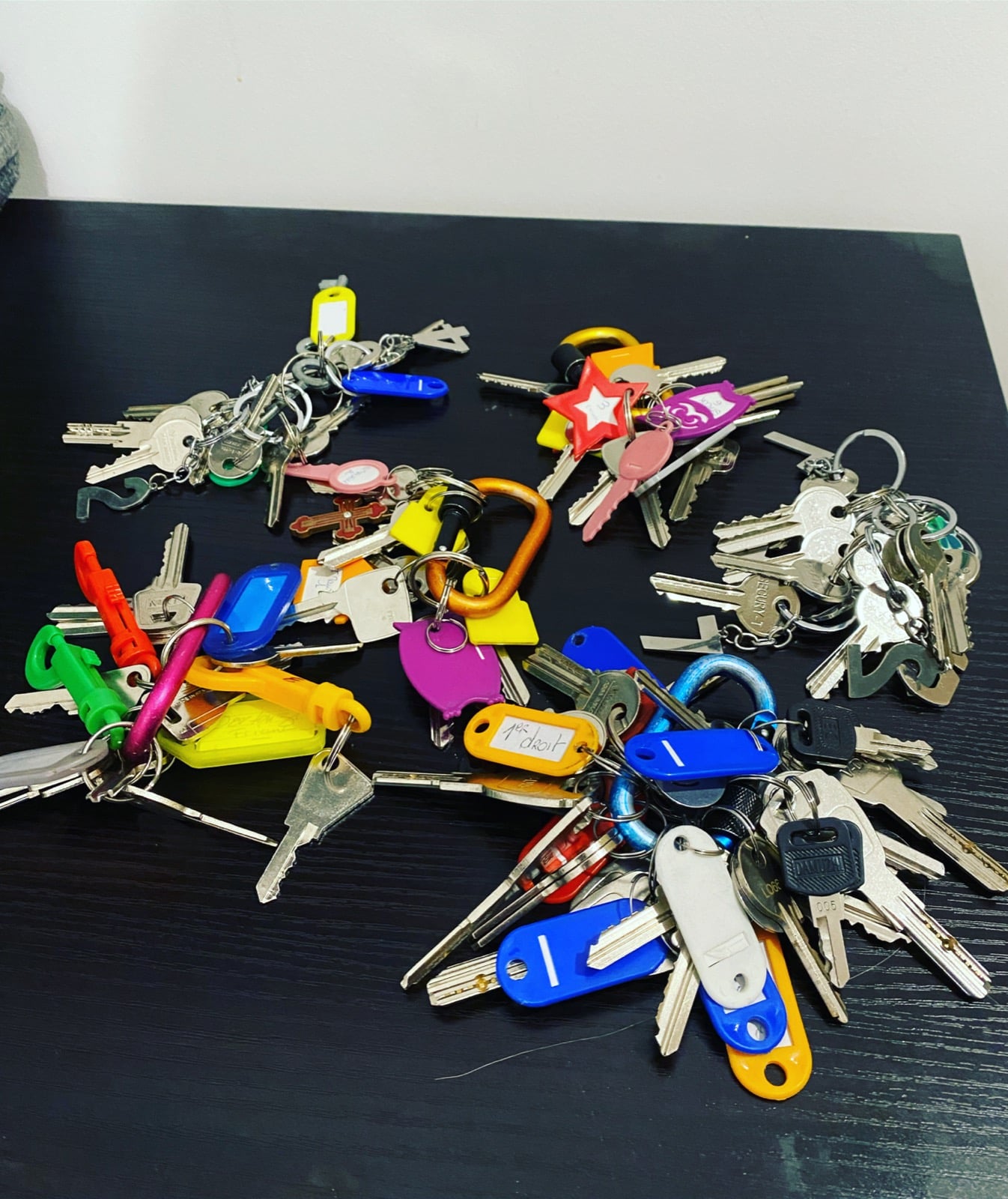 Tas de clés représentant les biens immobiliers construits avec la méthode Emeline Siron