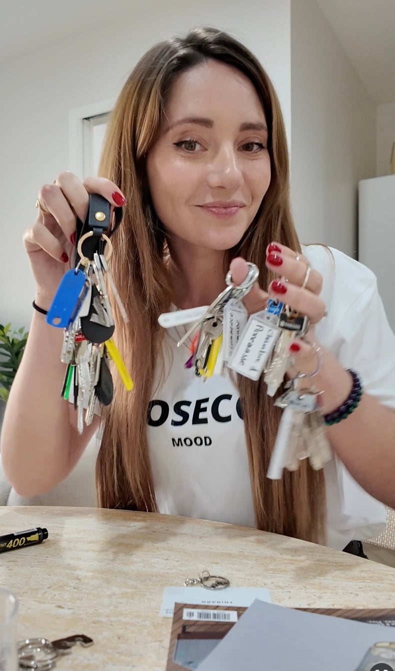 Emeline Siron tenant les trousseaux de clés de ses 12 biens immobiliers