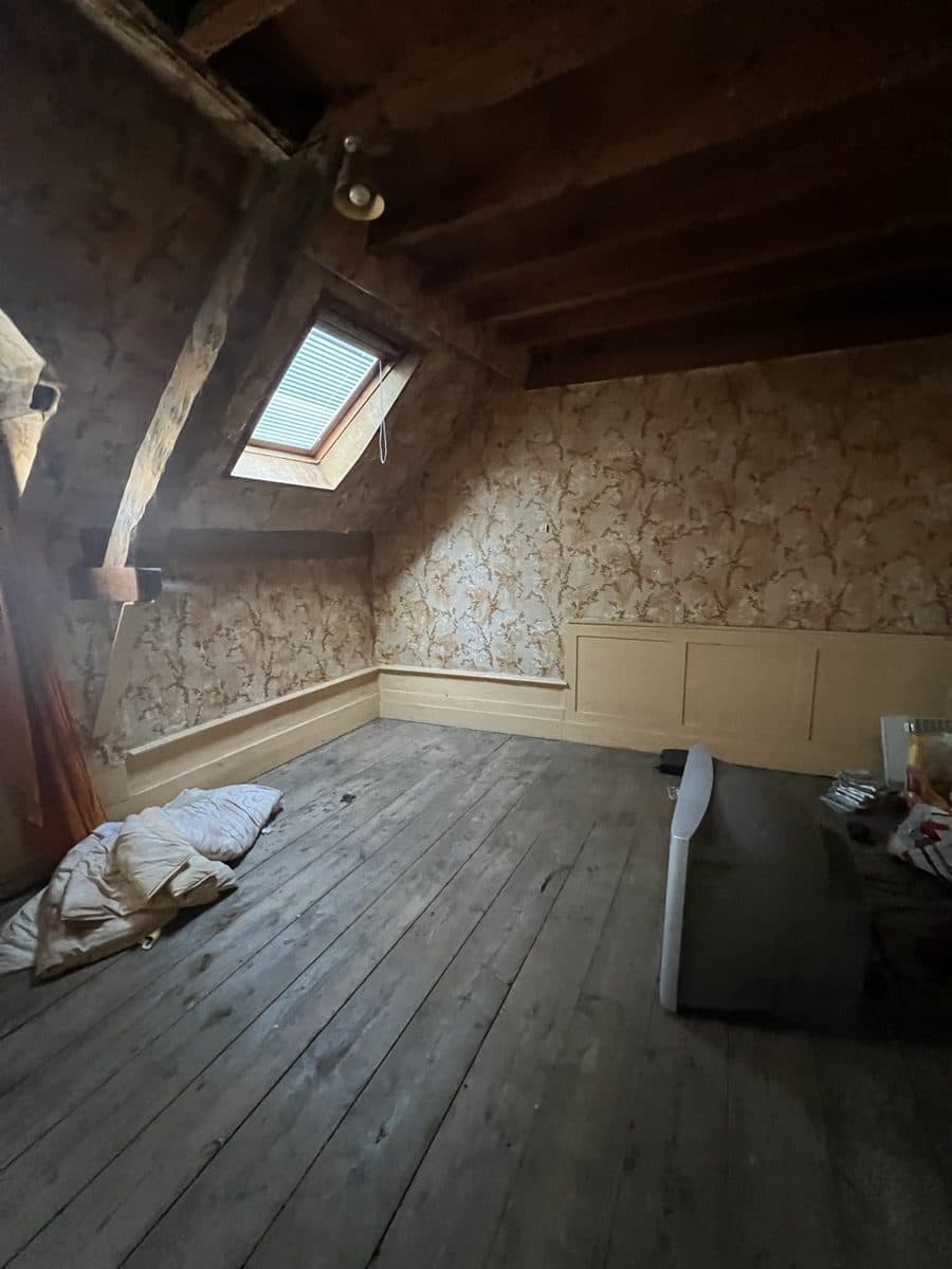 La chambre sous les combles, poutres apparentes