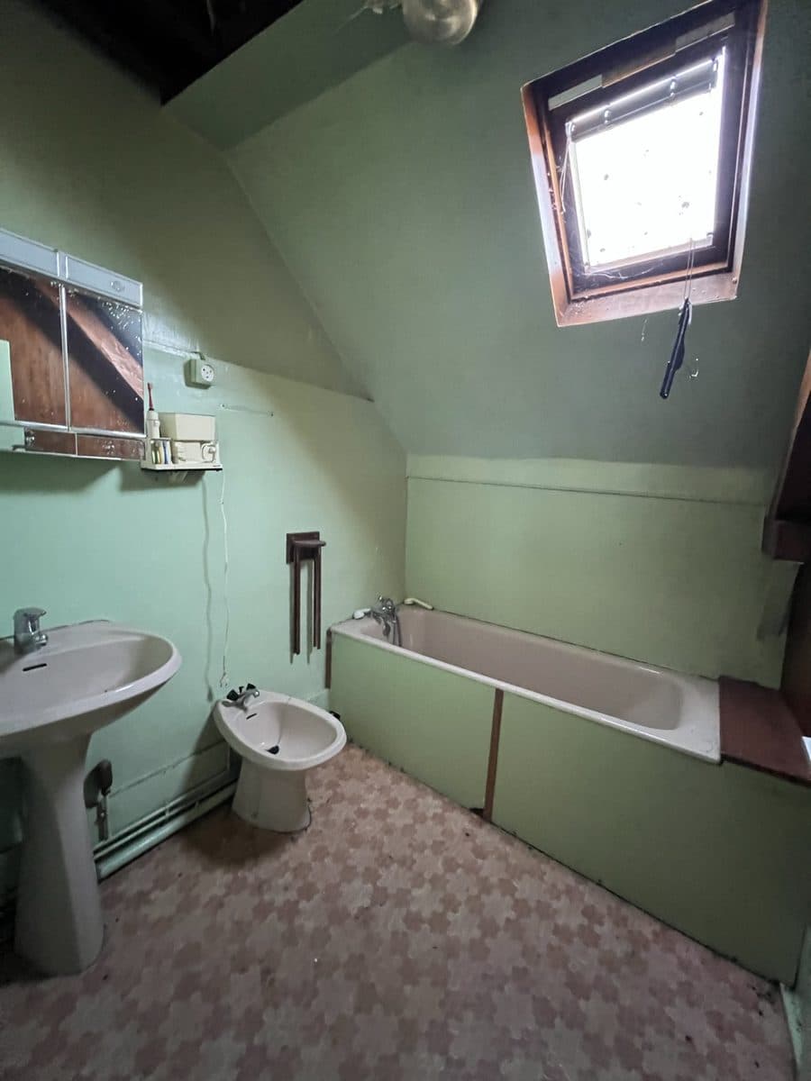 La salle de bain, dans son jus